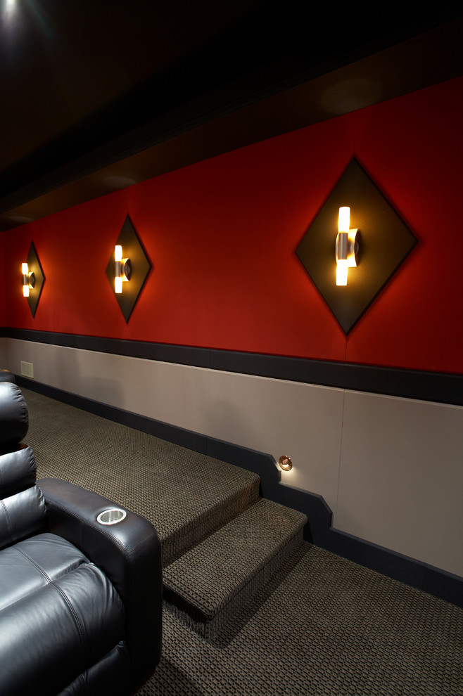 На фото: изолированный домашний кинотеатр среднего размера в классическом стиле с ковровым покрытием, проектором и красными стенами