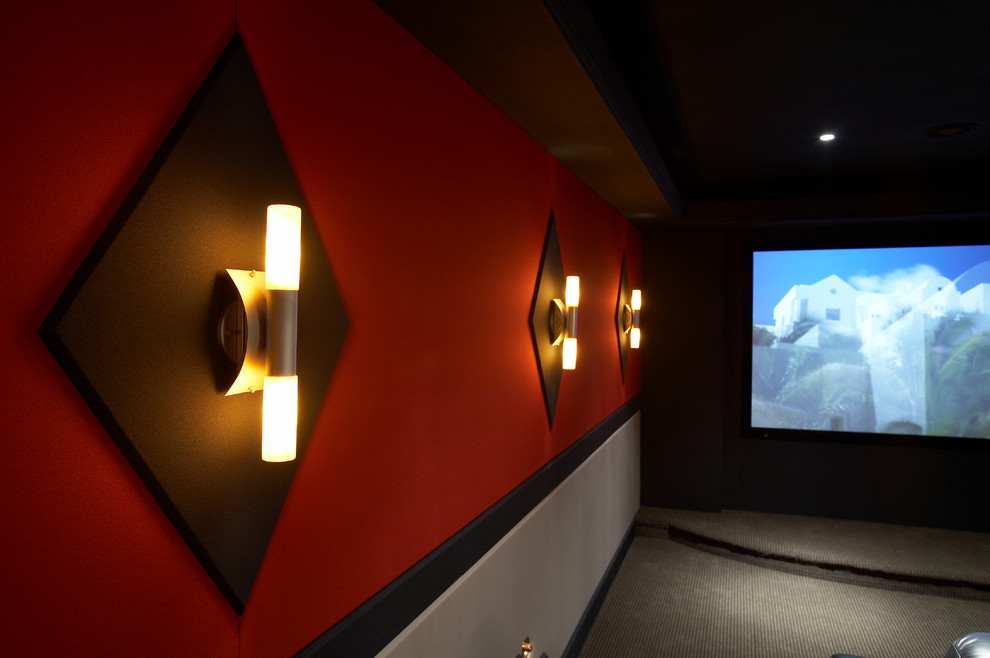 Idee per un home theatre chic chiuso e di medie dimensioni con moquette, schermo di proiezione e pareti rosse
