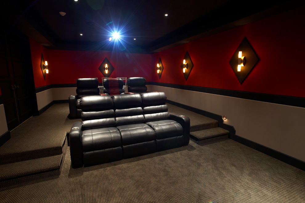 Réalisation d'une salle de cinéma tradition fermée et de taille moyenne avec moquette, un écran de projection et un mur rouge.