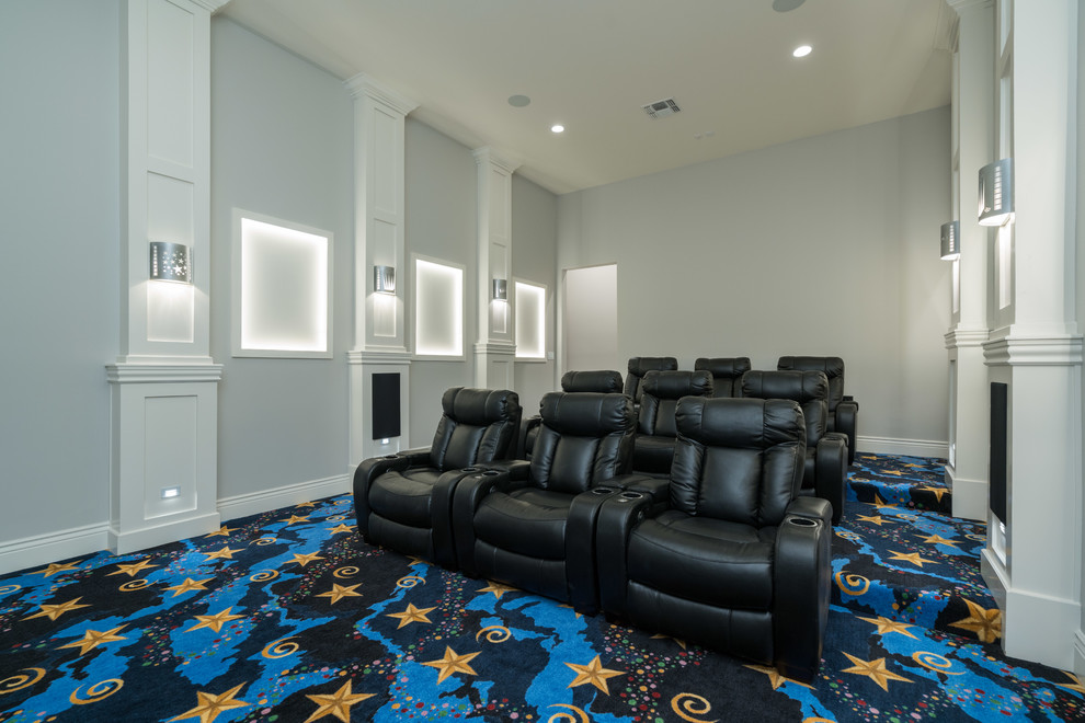 Стильный дизайн: изолированный домашний кинотеатр в стиле неоклассика (современная классика) с серыми стенами, ковровым покрытием и разноцветным полом - последний тренд