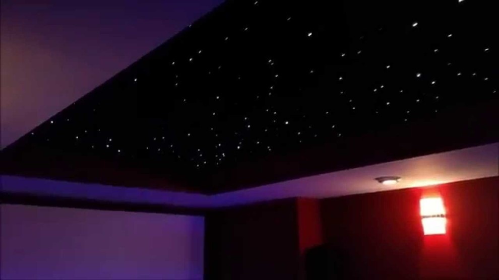 Пример оригинального дизайна: изолированный домашний кинотеатр среднего размера в стиле неоклассика (современная классика) с серыми стенами, ковровым покрытием, телевизором на стене и бежевым полом