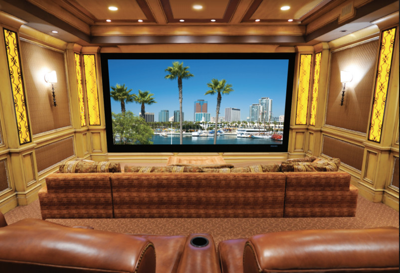 Exemple d'une salle de cinéma chic de taille moyenne et fermée avec un mur marron, moquette, un écran de projection et un sol marron.