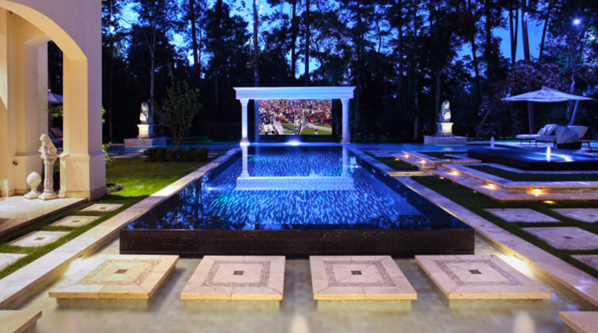 Imagen de cine en casa abierto tropical extra grande con suelo de baldosas de terracota y pantalla de proyección