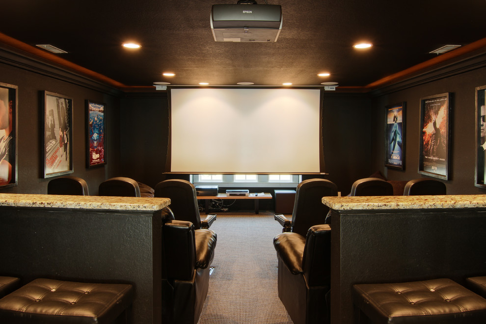 На фото: большой изолированный домашний кинотеатр в морском стиле с черными стенами, ковровым покрытием и проектором
