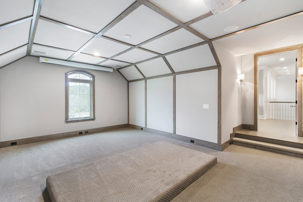Idéer för ett stort avskild hemmabio, med beige väggar, heltäckningsmatta, projektorduk och brunt golv