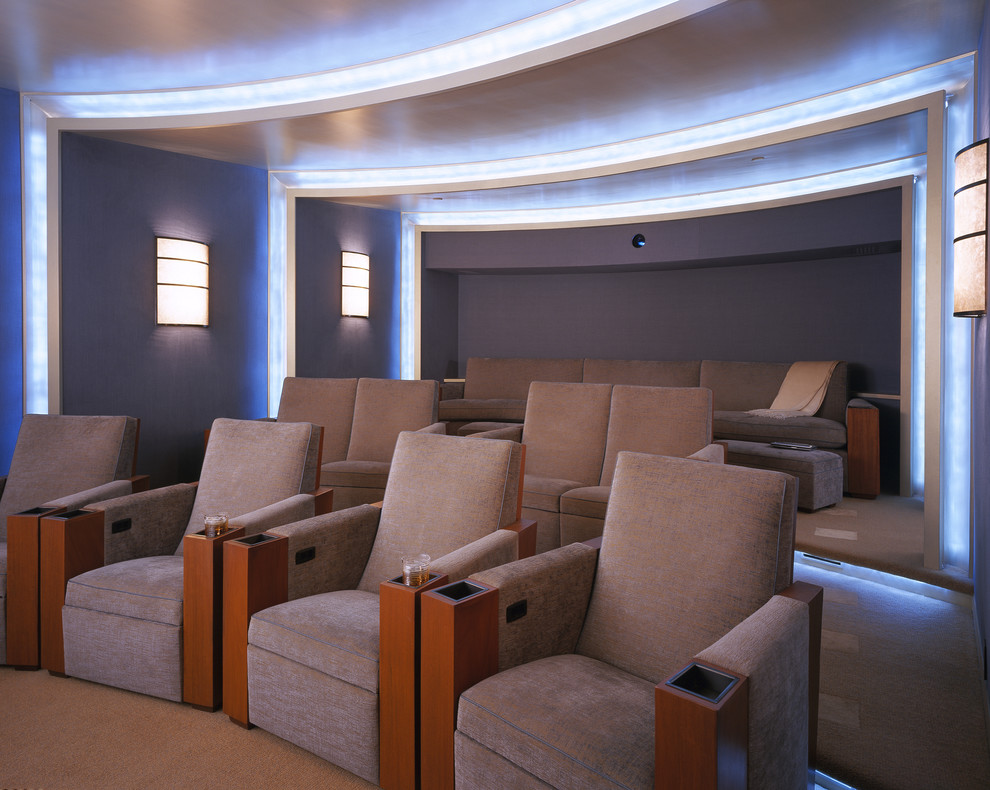 Abgetrenntes Modernes Heimkino mit Leinwand in Los Angeles