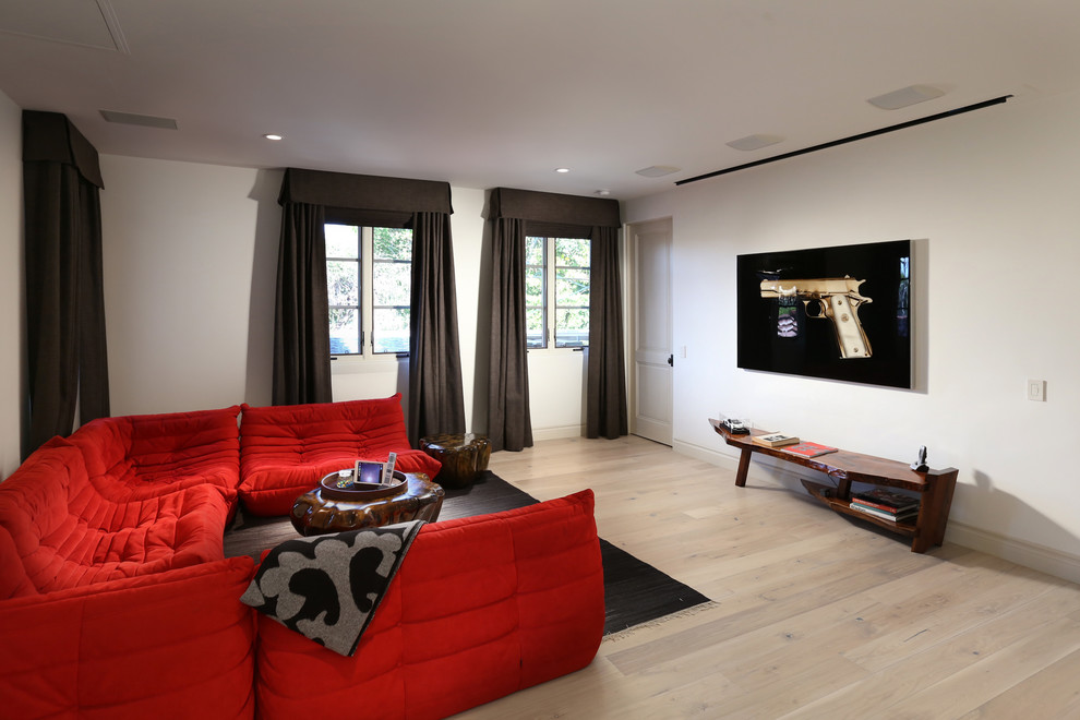 Inspiration för stora moderna öppna hemmabior, med projektorduk, vita väggar och ljust trägolv