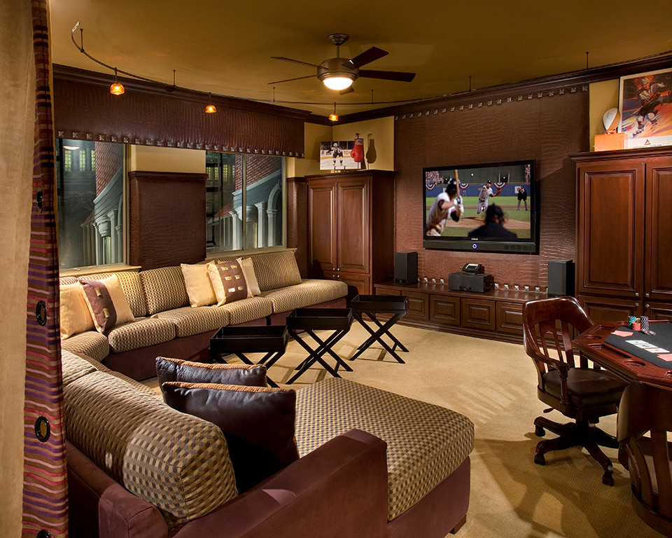 Immagine di un grande home theatre chic chiuso con pareti marroni, moquette, TV a parete e pavimento beige