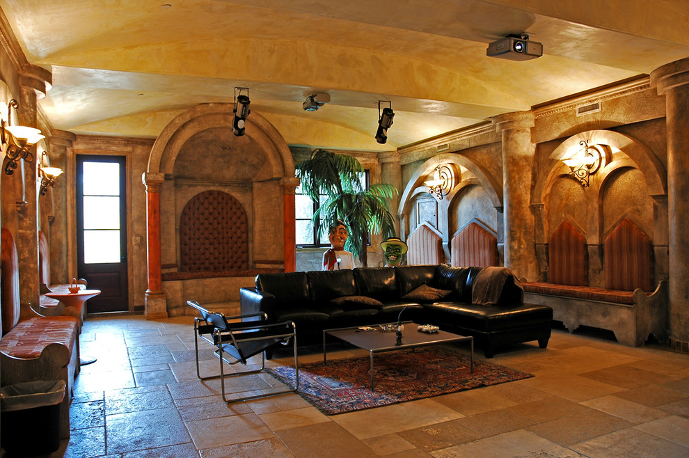 Geräumiges, Abgetrenntes Mediterranes Heimkino mit bunten Wänden, Kalkstein, beigem Boden und Multimediawand in Los Angeles