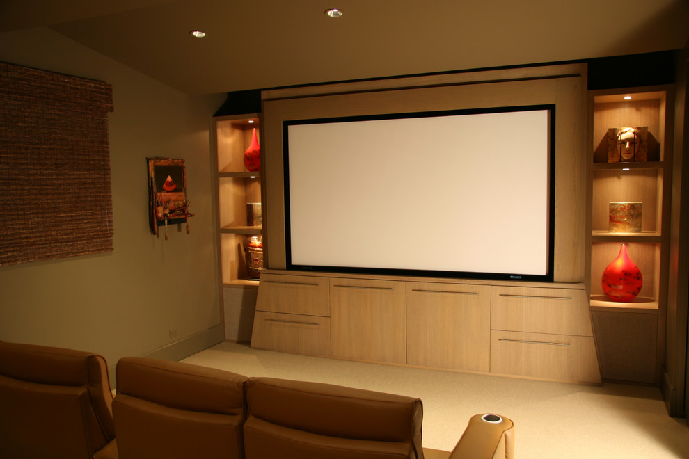 На фото: домашний кинотеатр в современном стиле с