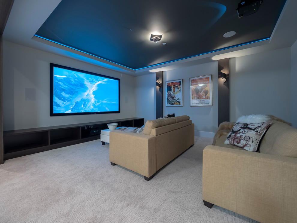 Bild på ett mellanstort funkis öppen hemmabio, med grå väggar, heltäckningsmatta, en väggmonterad TV och grått golv