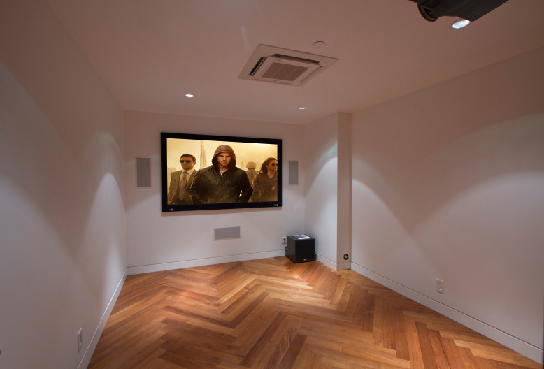 Idée de décoration pour une salle de cinéma minimaliste fermée avec un mur blanc et un écran de projection.