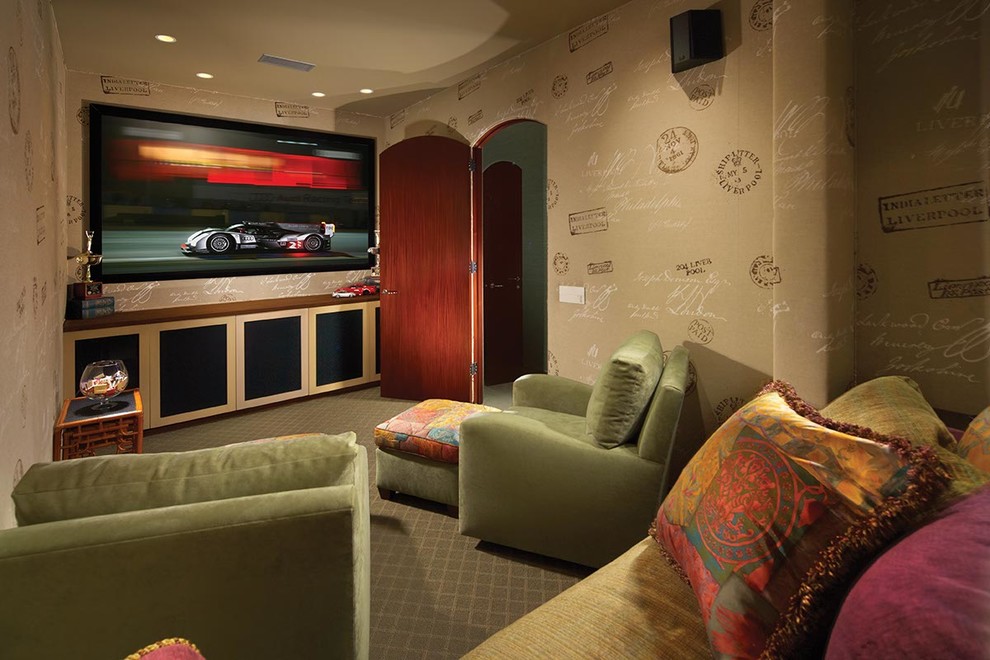 На фото: изолированный домашний кинотеатр в средиземноморском стиле с разноцветными стенами, ковровым покрытием и телевизором на стене с