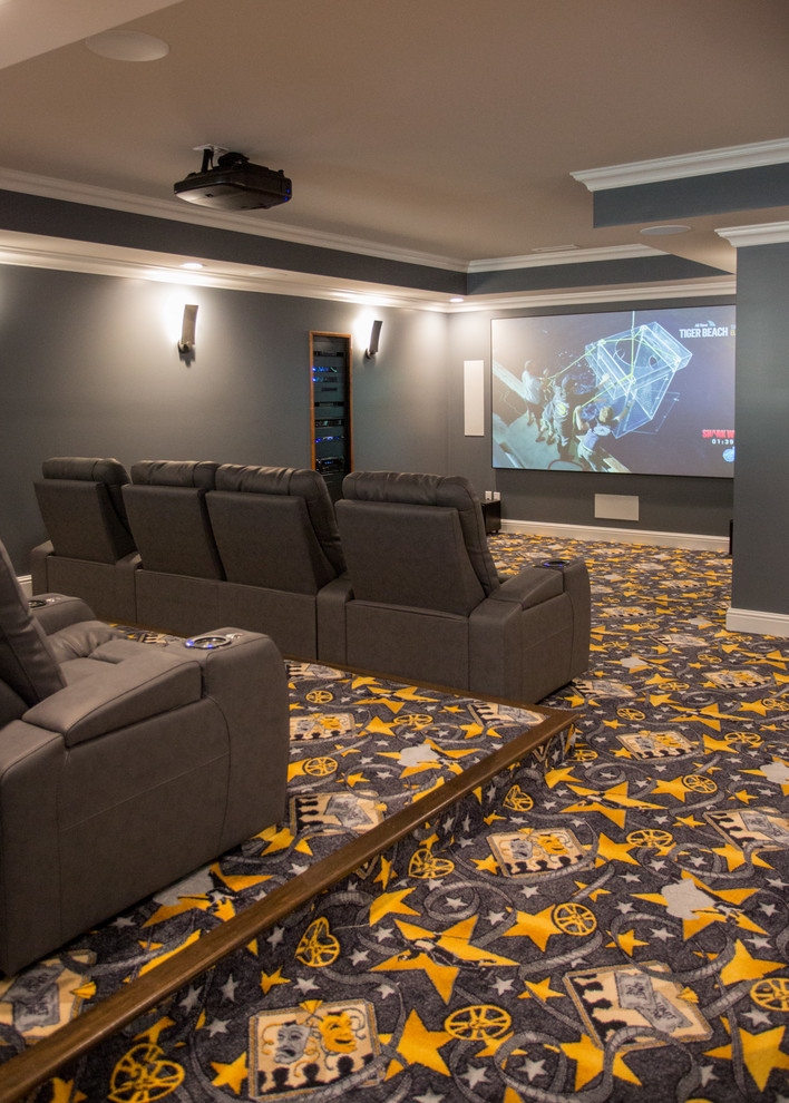Стильный дизайн: изолированный домашний кинотеатр в стиле неоклассика (современная классика) с серыми стенами, ковровым покрытием, проектором и разноцветным полом - последний тренд