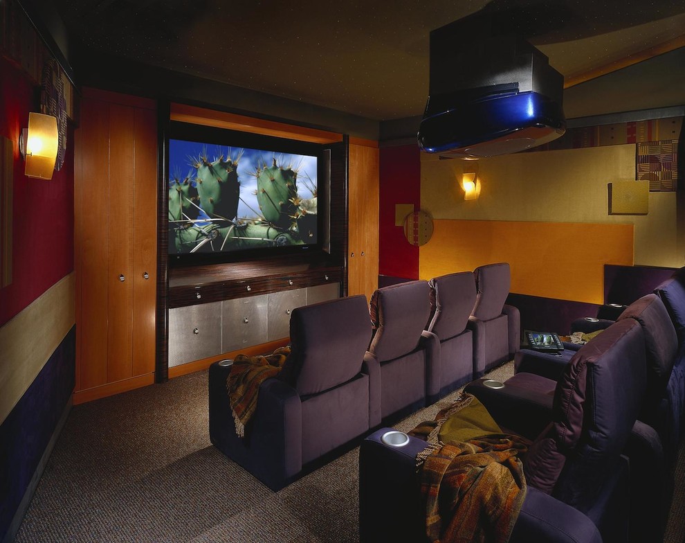 Foto di un grande home theatre design chiuso con pareti multicolore, moquette e schermo di proiezione