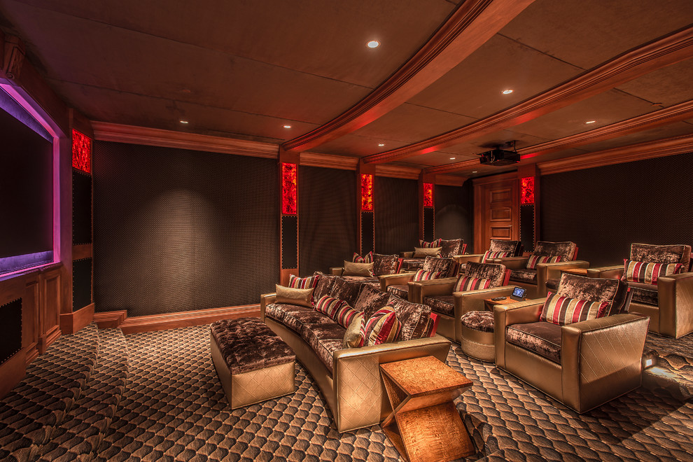 Стильный дизайн: огромный домашний кинотеатр в средиземноморском стиле с коричневыми стенами, ковровым покрытием, телевизором на стене и разноцветным полом - последний тренд