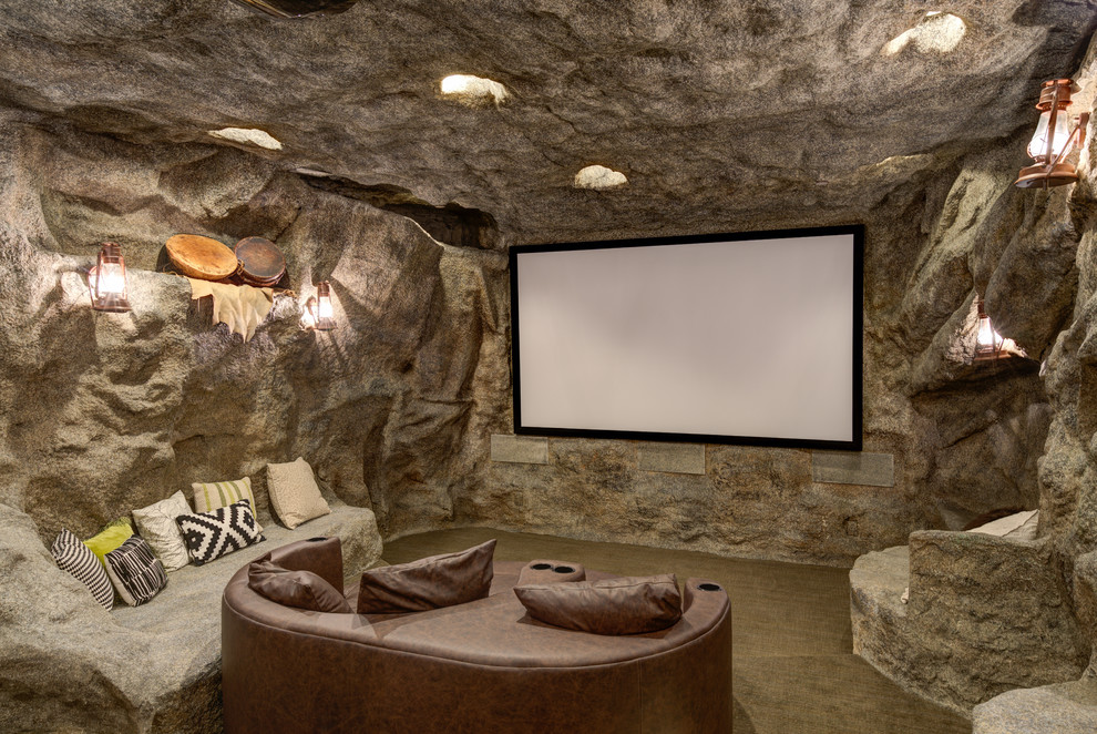 Стильный дизайн: изолированный домашний кинотеатр в стиле рустика с серыми стенами, ковровым покрытием, проектором и серым полом - последний тренд