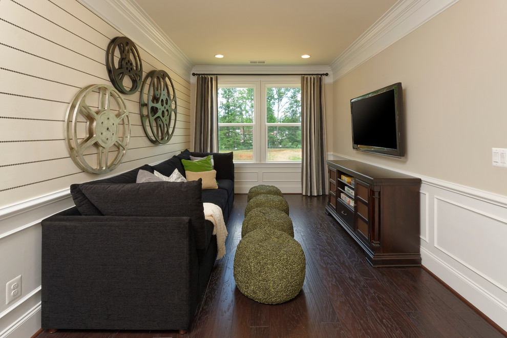 Mittelgroßes, Abgetrenntes Klassisches Heimkino mit beiger Wandfarbe, dunklem Holzboden, TV-Wand und braunem Boden in Washington, D.C.