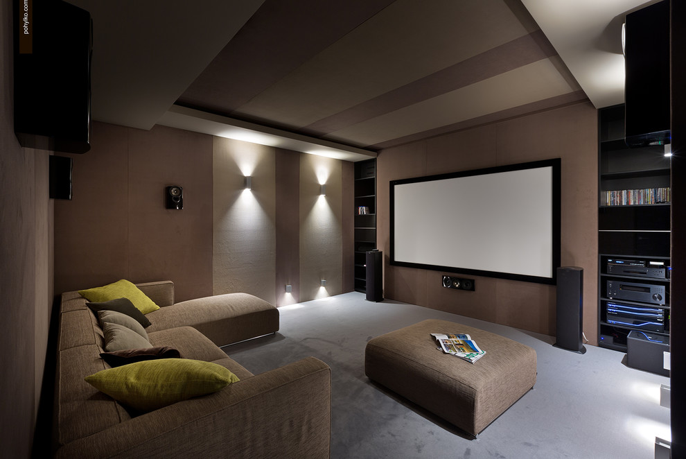 Exemple d'une salle de cinéma tendance fermée avec moquette et un écran de projection.