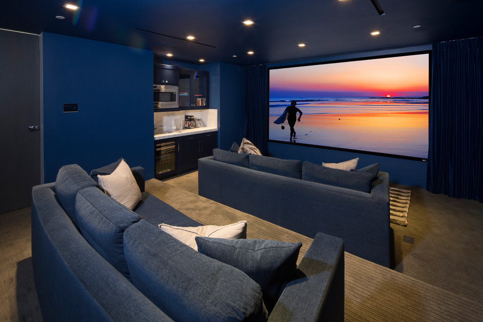 Imagen de cine en casa cerrado costero con paredes azules, moqueta, pantalla de proyección y suelo gris