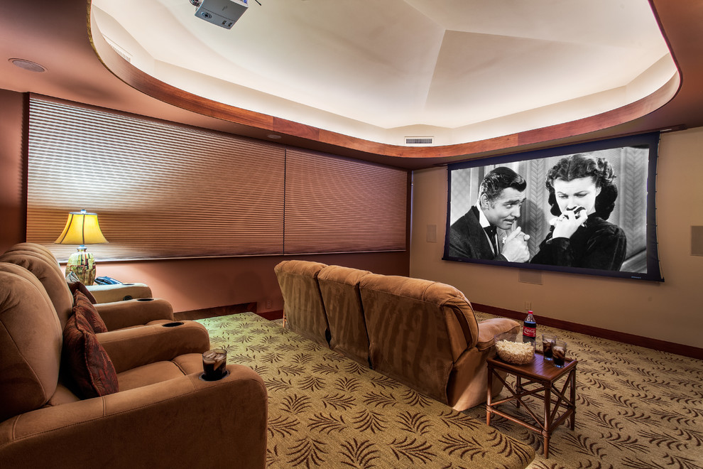Diseño de cine en casa cerrado tropical grande con moqueta y pantalla de proyección