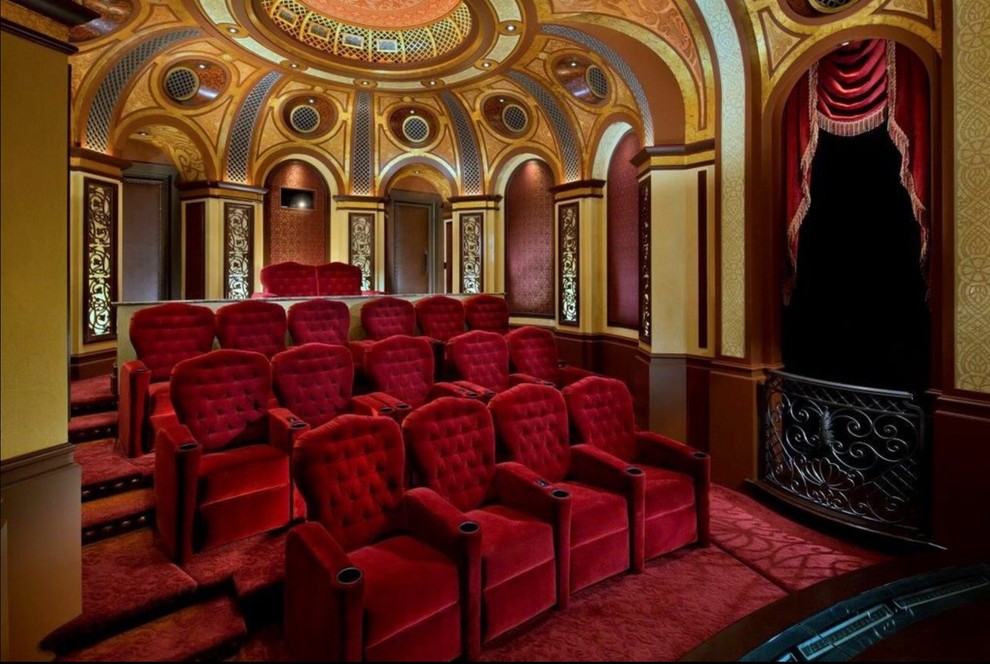 Пример оригинального дизайна: домашний кинотеатр в средиземноморском стиле