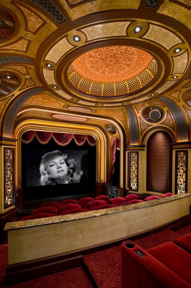 Источник вдохновения для домашнего уюта: домашний кинотеатр в средиземноморском стиле с ковровым покрытием и проектором