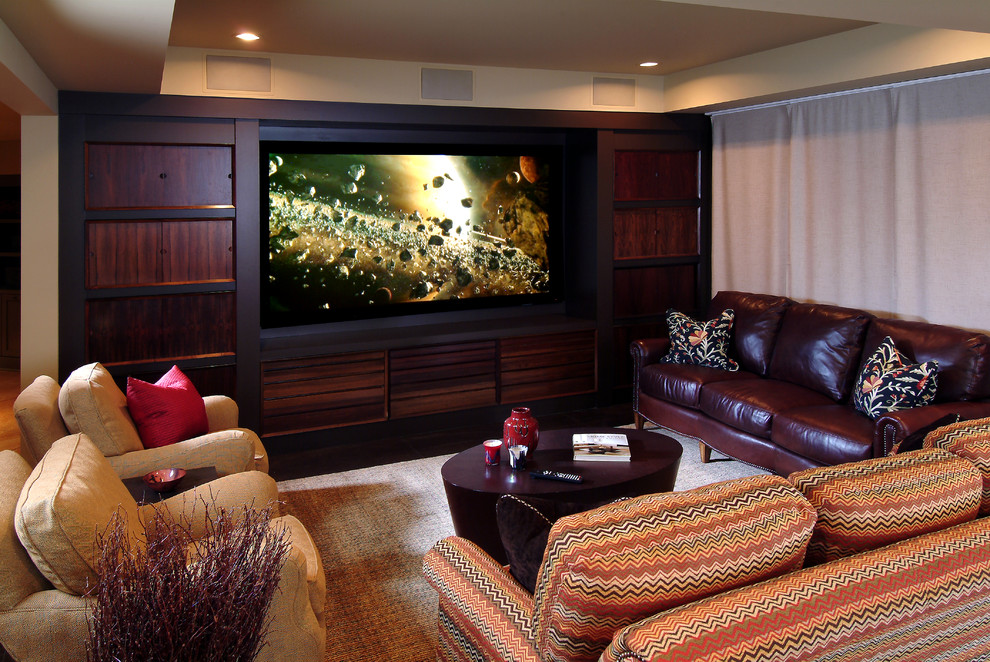 Diseño de cine en casa abierto tradicional grande con paredes beige, moqueta y pared multimedia