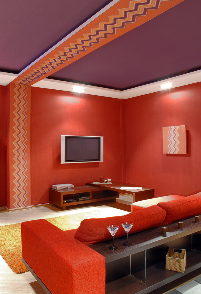 Esempio di un home theatre design con pareti rosse