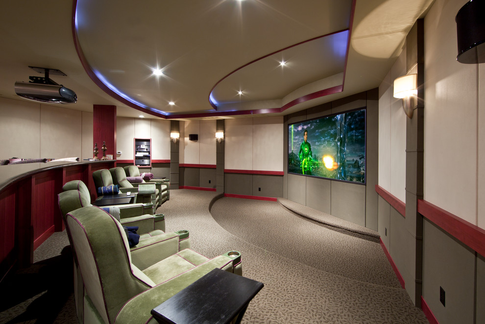 Réalisation d'une salle de cinéma fermée avec un mur multicolore, moquette et un écran de projection.