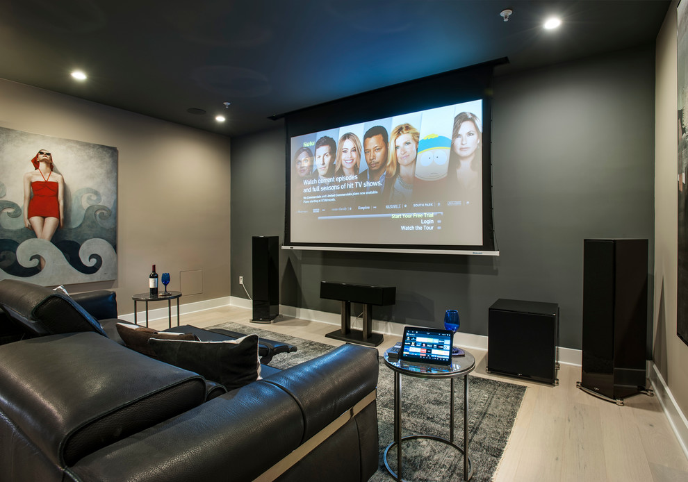 Источник вдохновения для домашнего уюта: изолированный домашний кинотеатр в современном стиле с серыми стенами, светлым паркетным полом и проектором