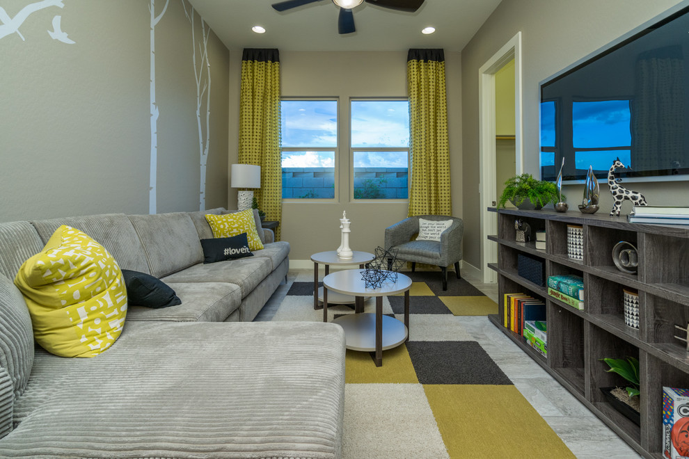 Mittelgroßes, Offenes Modernes Heimkino mit beiger Wandfarbe, Teppichboden, TV-Wand und buntem Boden in Phoenix