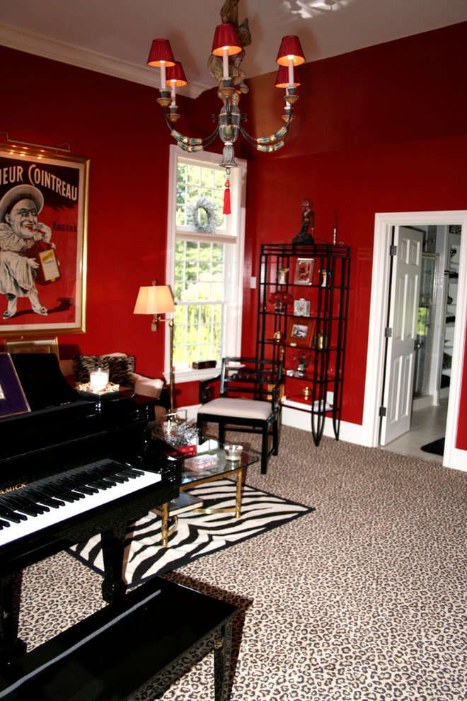 Foto di un home theatre country con pareti rosse e moquette