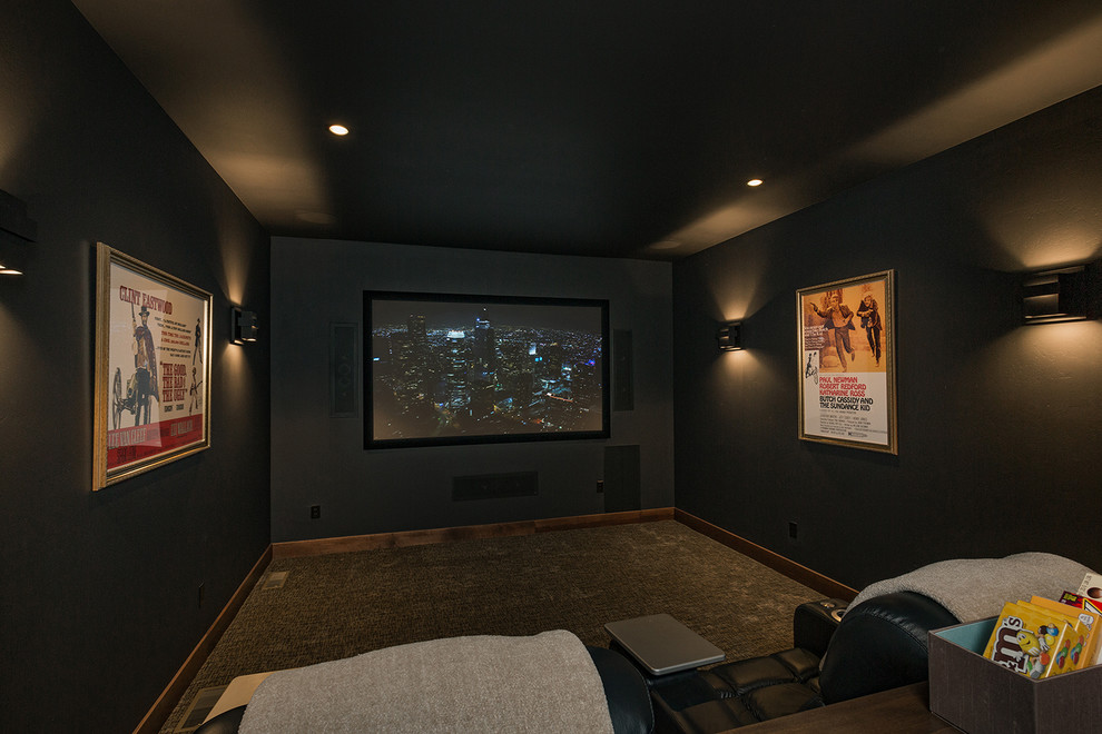 Ejemplo de cine en casa cerrado rural pequeño con paredes negras, moqueta, pantalla de proyección y suelo beige