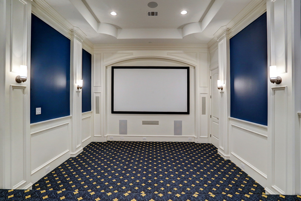 Abgetrenntes Klassisches Heimkino mit blauer Wandfarbe, Teppichboden und Leinwand in Houston