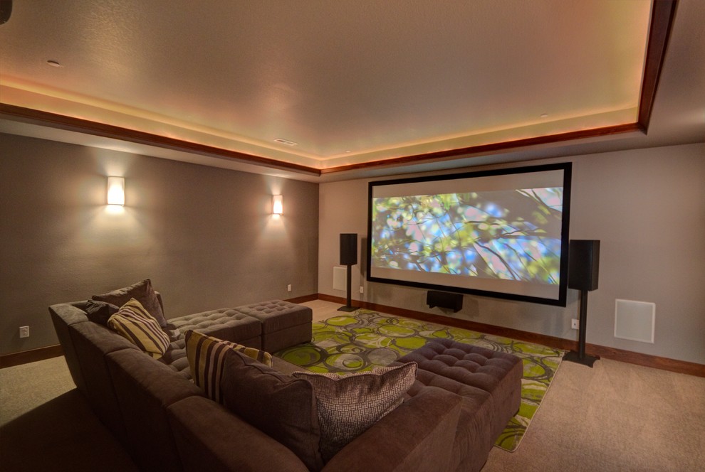 Diseño de cine en casa cerrado actual grande con paredes grises, moqueta y pantalla de proyección