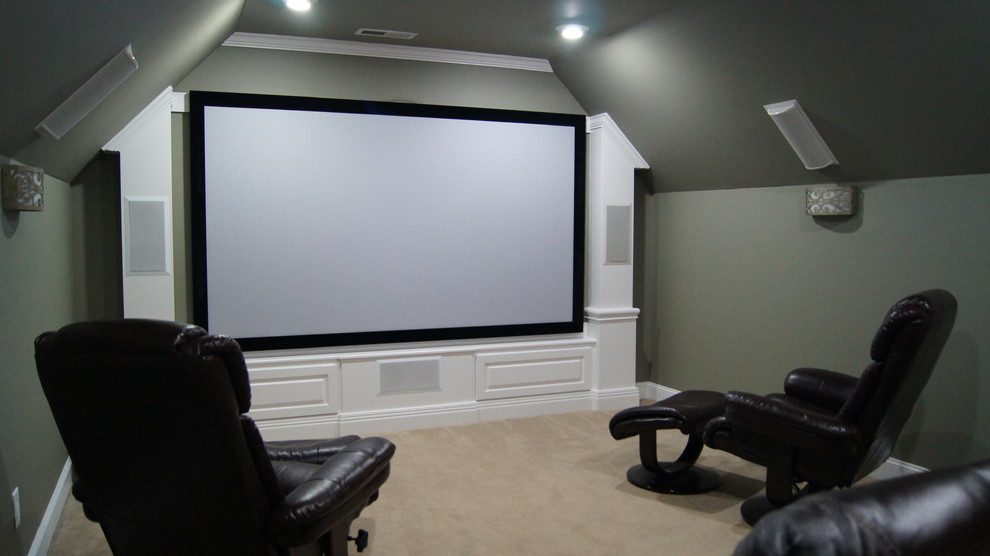 Cette photo montre une petite salle de cinéma tendance fermée avec un mur gris, moquette et un écran de projection.