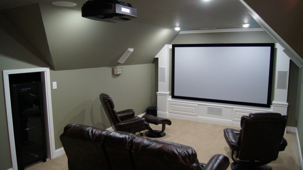Diseño de cine en casa cerrado contemporáneo pequeño con paredes grises, moqueta y pantalla de proyección