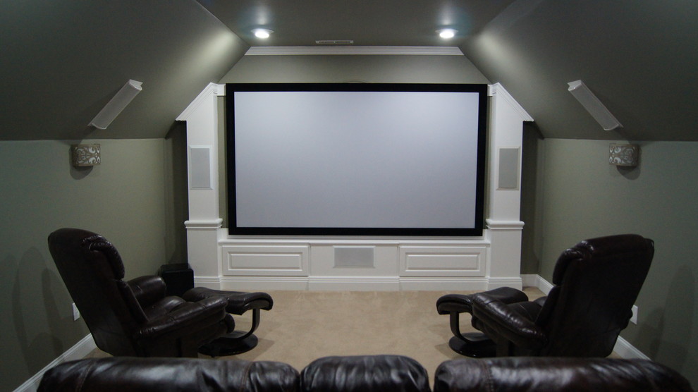 На фото: маленький изолированный домашний кинотеатр в современном стиле с серыми стенами, ковровым покрытием и проектором для на участке и в саду