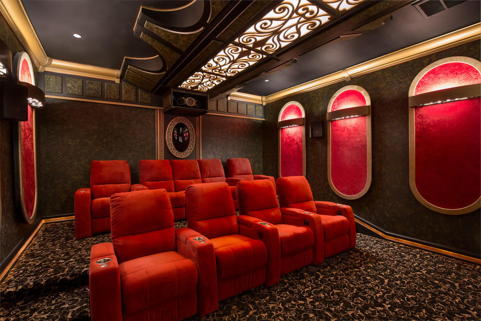 На фото: изолированный домашний кинотеатр в средиземноморском стиле с разноцветными стенами, ковровым покрытием и разноцветным полом с