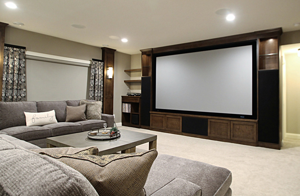 Ejemplo de cine en casa abierto clásico renovado extra grande con paredes beige, moqueta, pantalla de proyección y suelo beige