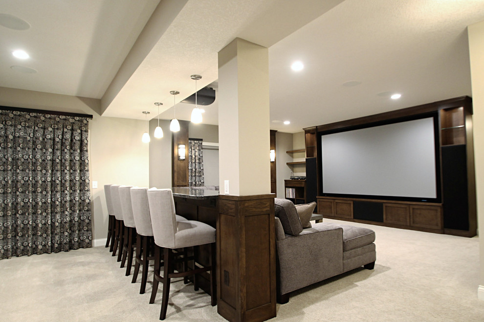 Ejemplo de cine en casa abierto clásico renovado extra grande con paredes beige, moqueta, pantalla de proyección y suelo beige