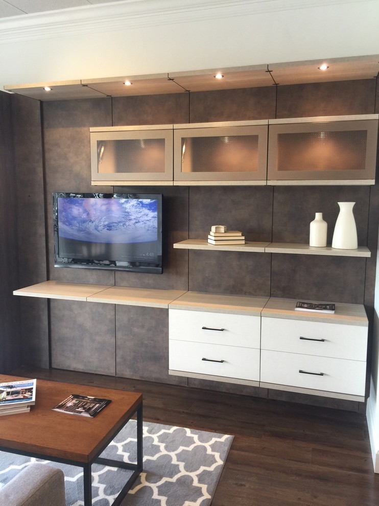 Inredning av ett modernt mellanstort avskild hemmabio, med grå väggar, mörkt trägolv och en väggmonterad TV