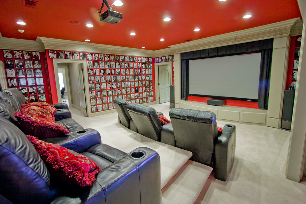 Cette photo montre une salle de cinéma chic avec un écran de projection et un sol blanc.