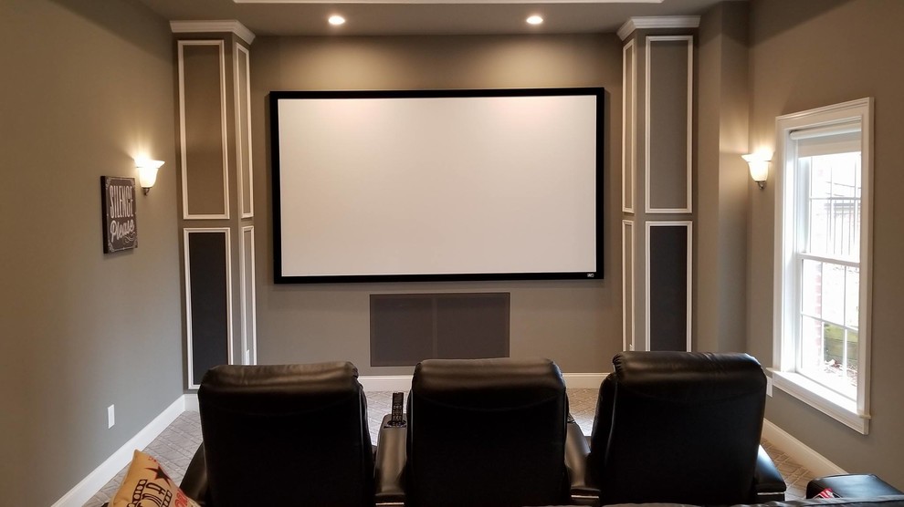 Cette photo montre une salle de cinéma chic de taille moyenne et ouverte avec un mur marron, moquette, un écran de projection et un sol beige.