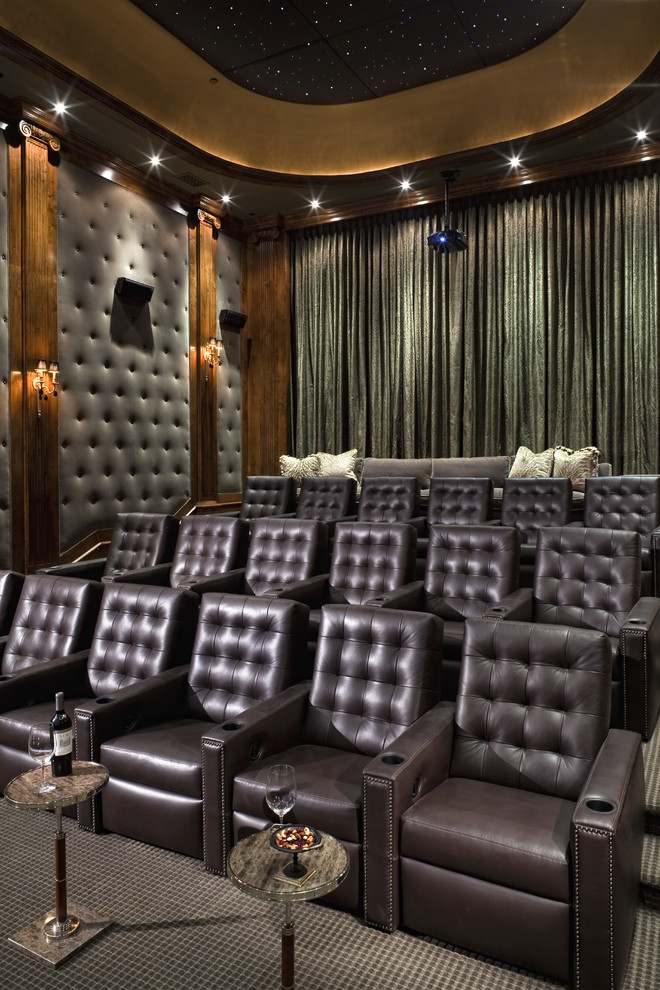 Cette photo montre une salle de cinéma chic fermée avec un écran de projection.