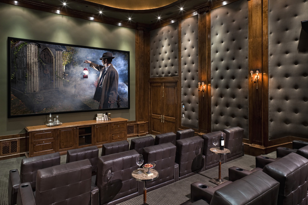 Idée de décoration pour une salle de cinéma tradition avec un mur vert.