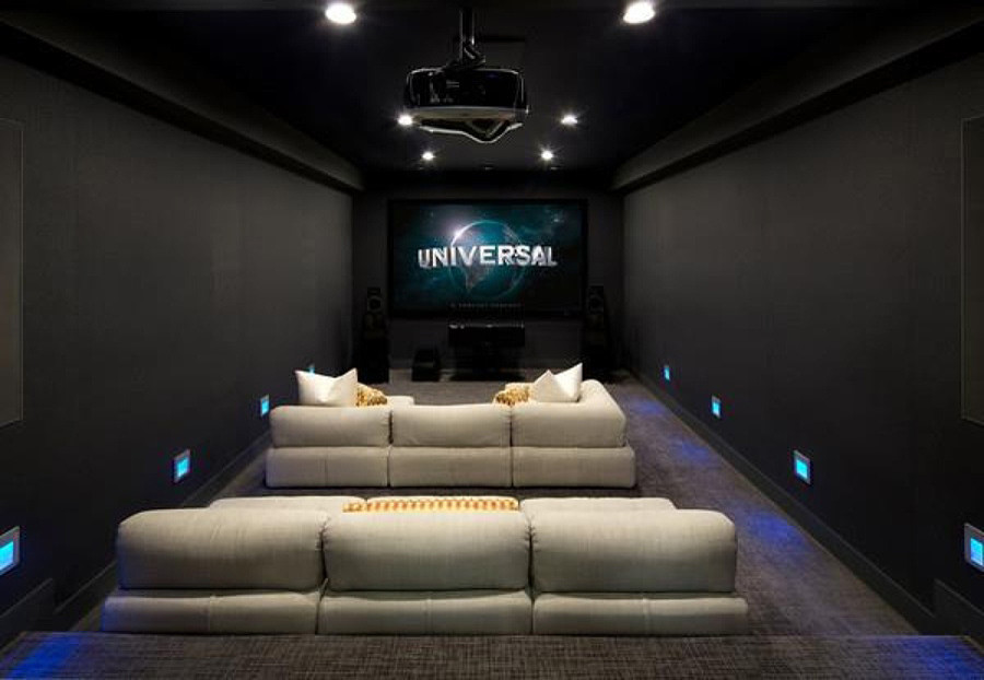 На фото: изолированный домашний кинотеатр среднего размера в современном стиле с черными стенами, ковровым покрытием и проектором
