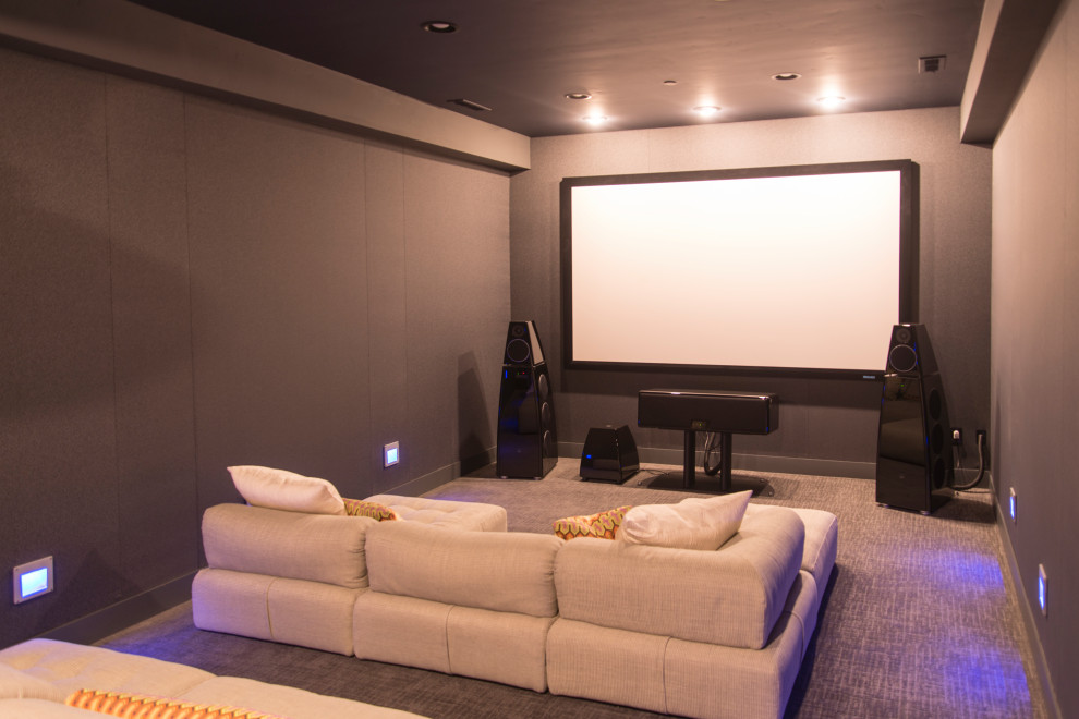 Imagen de cine en casa cerrado contemporáneo pequeño con paredes grises, moqueta, pantalla de proyección y suelo gris