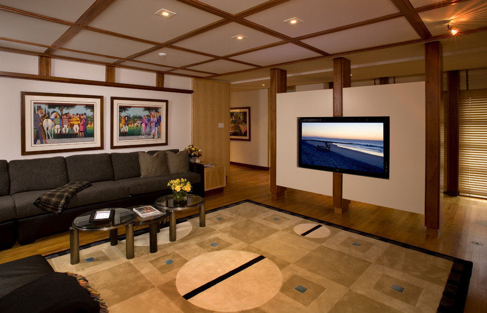 Mittelgroßes, Abgetrenntes Modernes Heimkino mit bunten Wänden, Multimediawand, hellem Holzboden und beigem Boden in Philadelphia